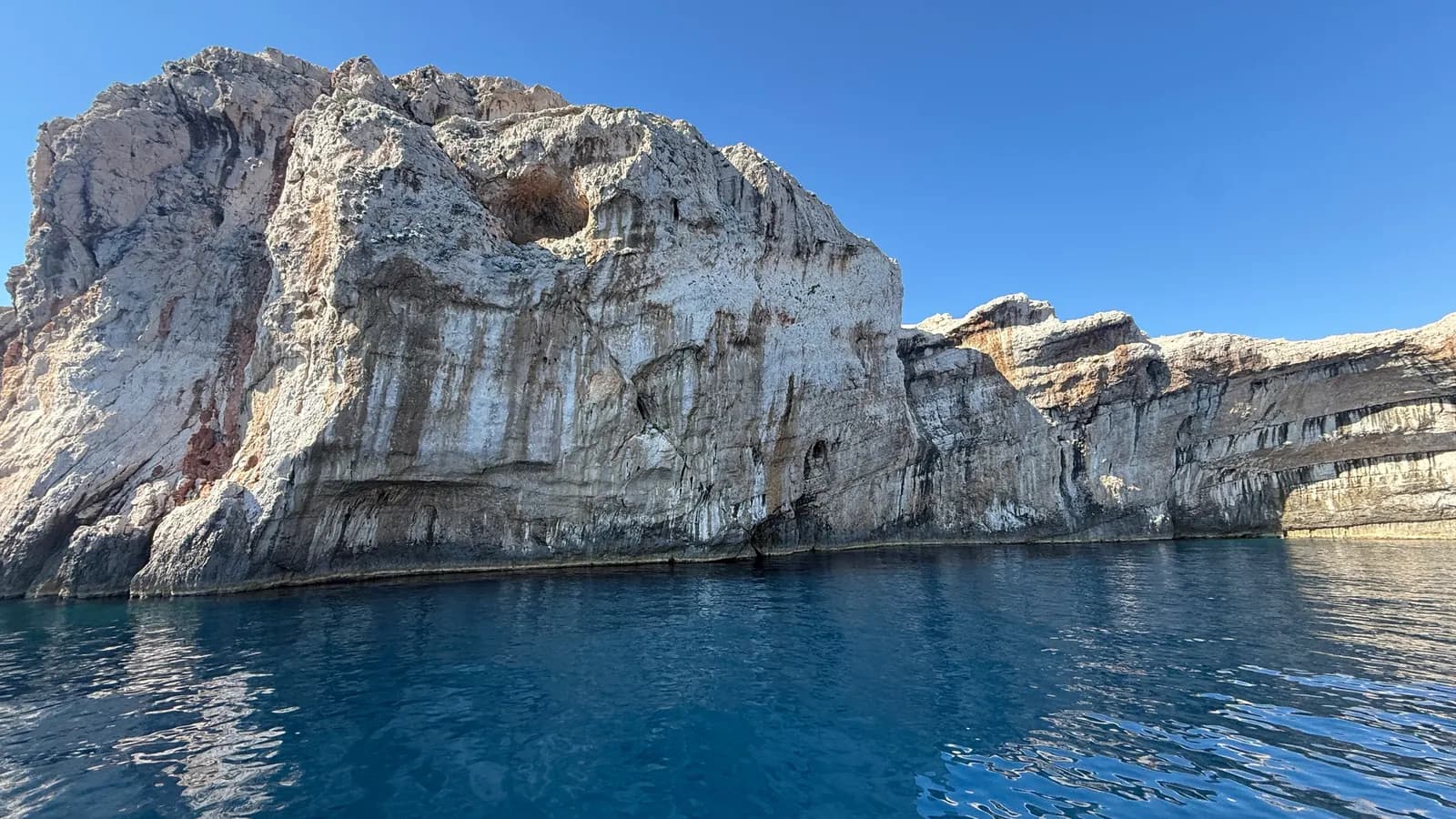 Kornati: Fehér mészkő, alatta türkiz víz.